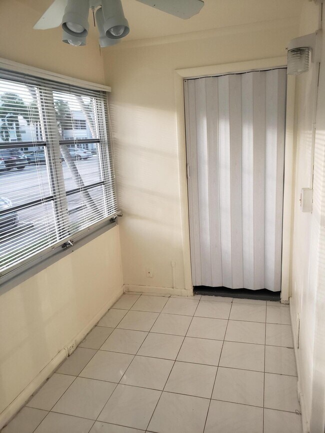 Building Photo - 688 Burgundy L