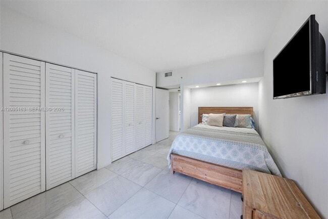 Building Photo - 520 Brickell Key Dr