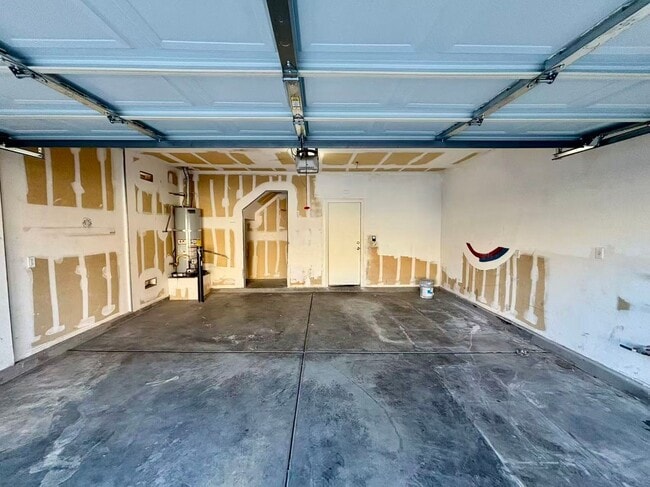 Building Photo - Nice two-story single-family house