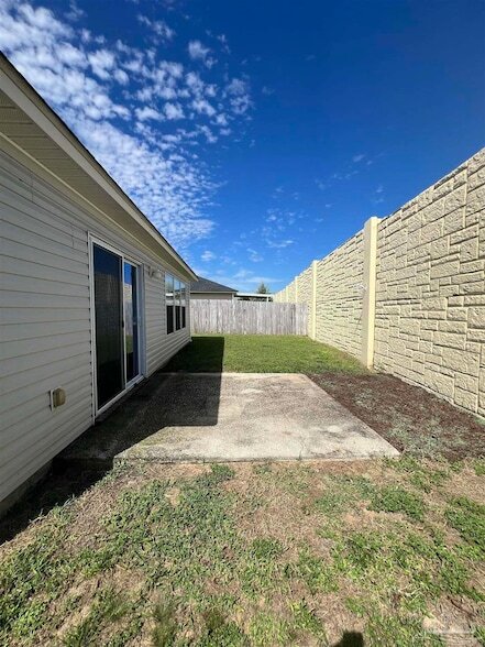 Building Photo - 120 Nivana Dr