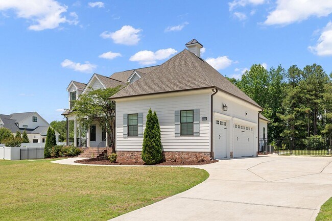 Building Photo - **Luxury 4/4 with Fenced in Yard**