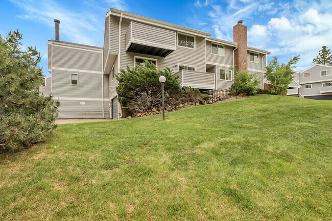 Building Photo - $2,600 - 3 Bed, 1.5 Bath Condo in Aurora w...
