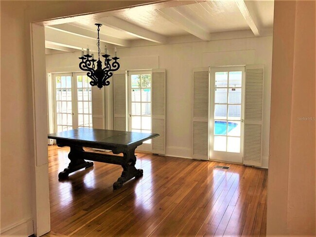 Building Photo - 835 Victoria Dr