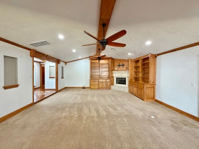 Building Photo - 6933 NW Eisenhower Dr