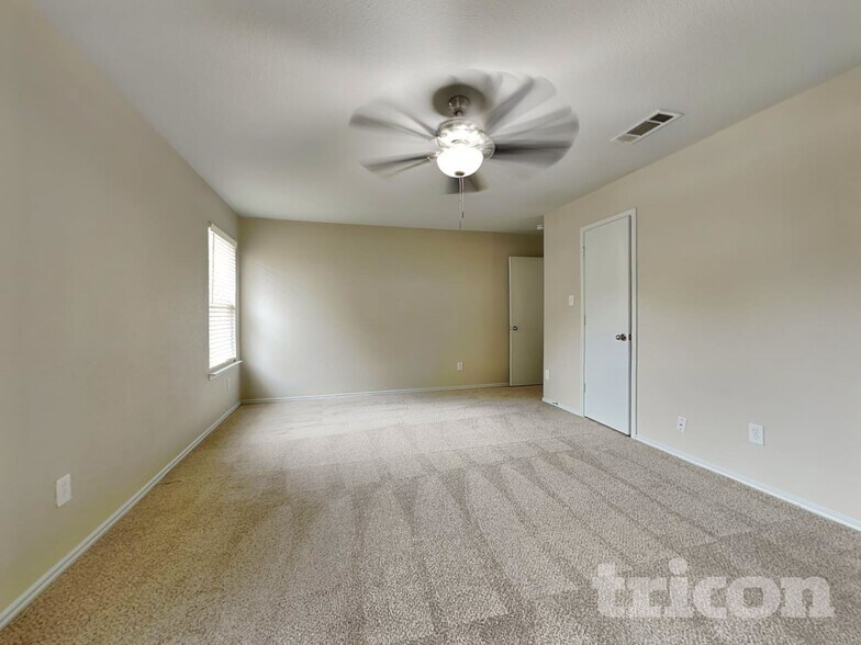 Building Photo - 5423 Sabine Ln