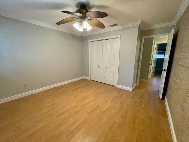 Building Photo - Updated 3 Bed 2.5 Bath Townhouse - SoHo / Hyde Park Area