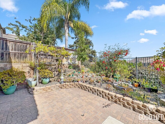 Building Photo - Stylish 4B/3BA Home with Upgraded Kitchen ...