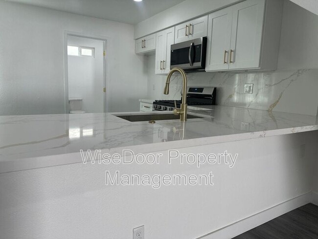 Building Photo - 1810 E Adams Ave