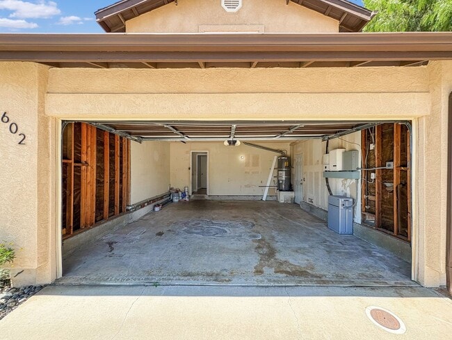 Building Photo - Beautifully updated 4-bed, 3-bath, two-sto...