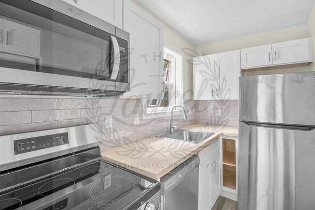 Building Photo - 453 S Laurel Rd