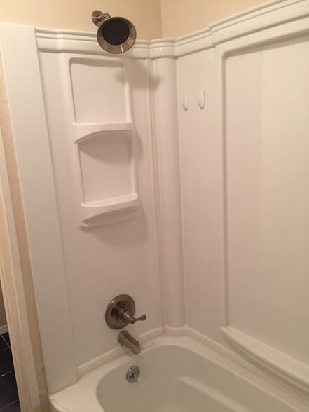 Full Bath - 1400 N Perkins Rd