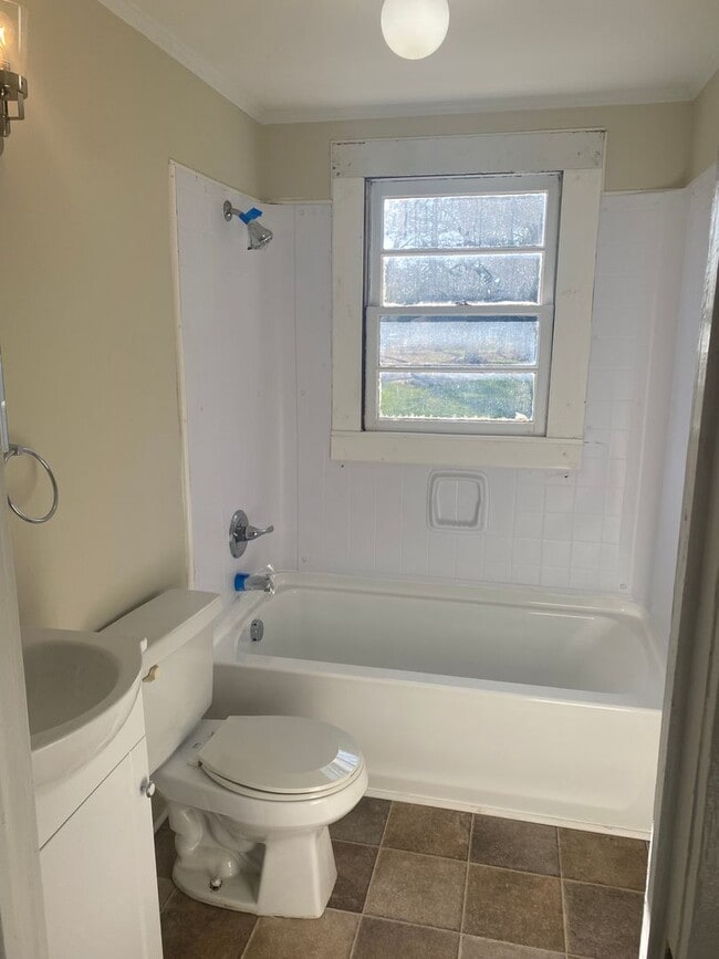 Building Photo - Cute and Cozy Rental