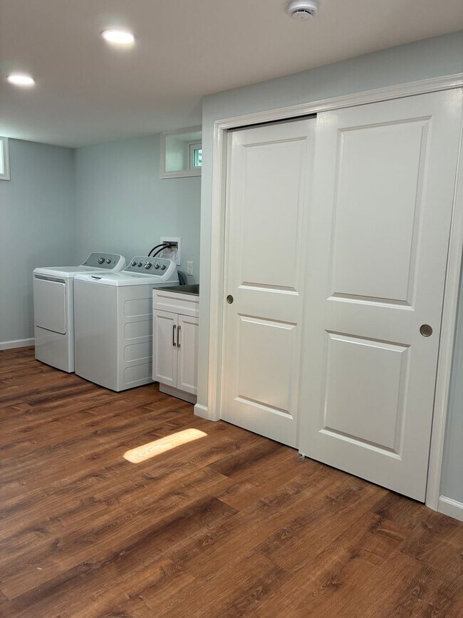 Building Photo - Spacious & Fully Renovated 4-Bedroom Home ...