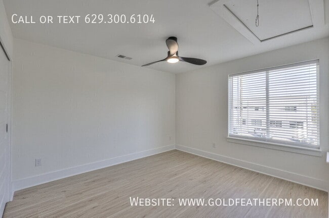 Building Photo - 402 E Trinity Ln