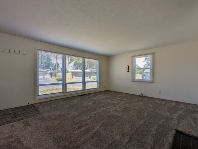 Building Photo - Nice 3 bed/1 bath with large backyard and ...