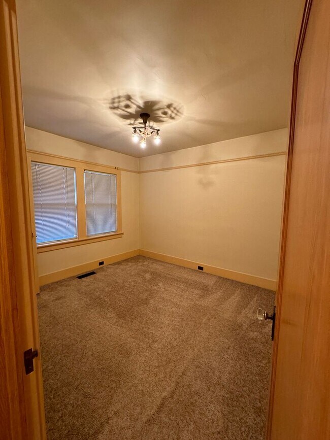 Building Photo - Vintage Arts & Crafts style, fully-remodeled, 2-bedroom, 1 bath house within walking distance to ...