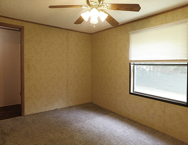 Building Photo - 20742 Meadowbrook Dr