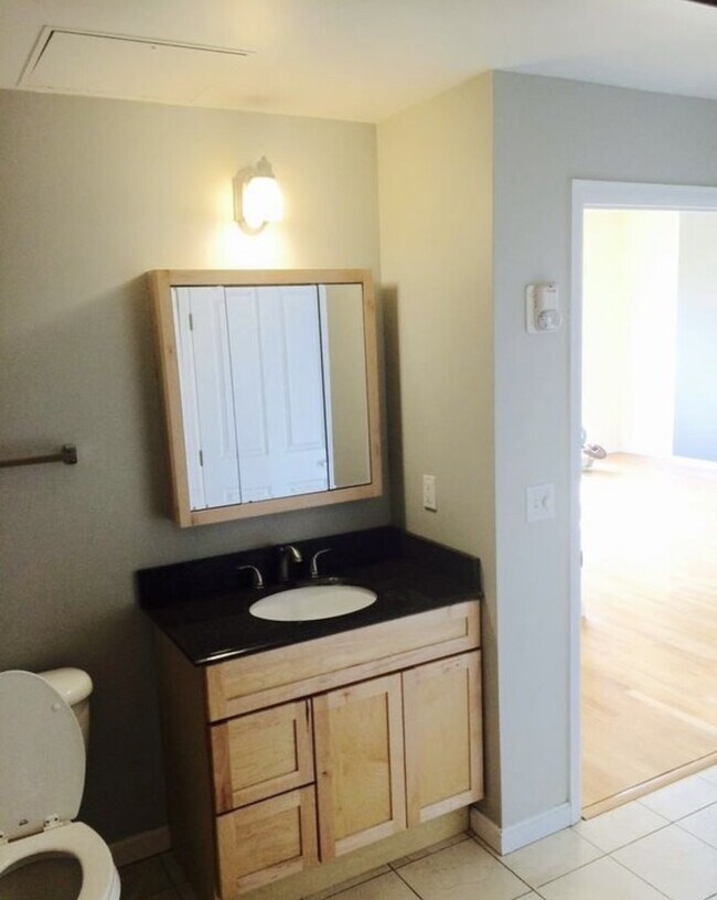Building Photo - "Chic Urban Retreat: Stylish 1-Bed Condo with Hardwood Floors in the Heart of Denver!"