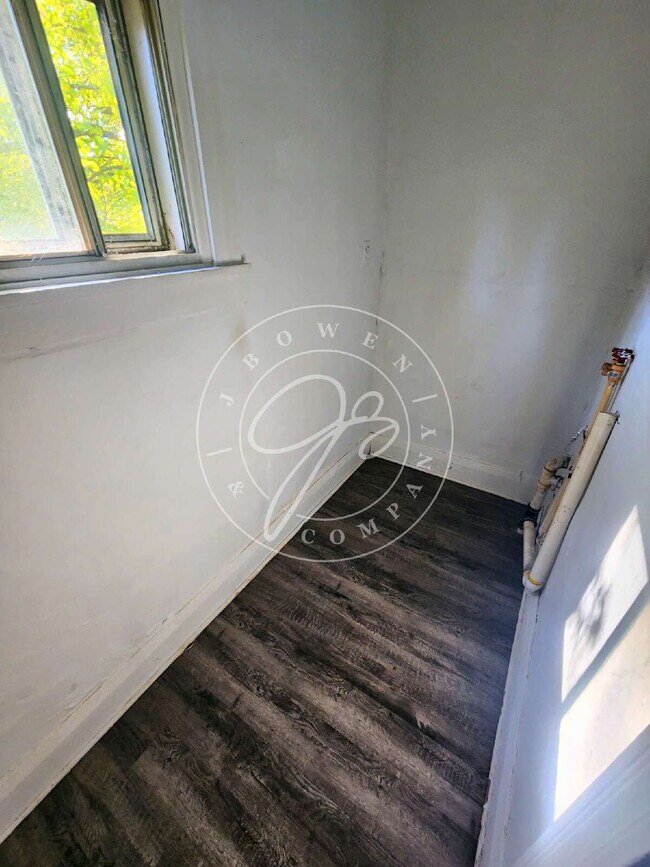 Building Photo - 2nd floor 2 bed- Spacious with full 3 seas...