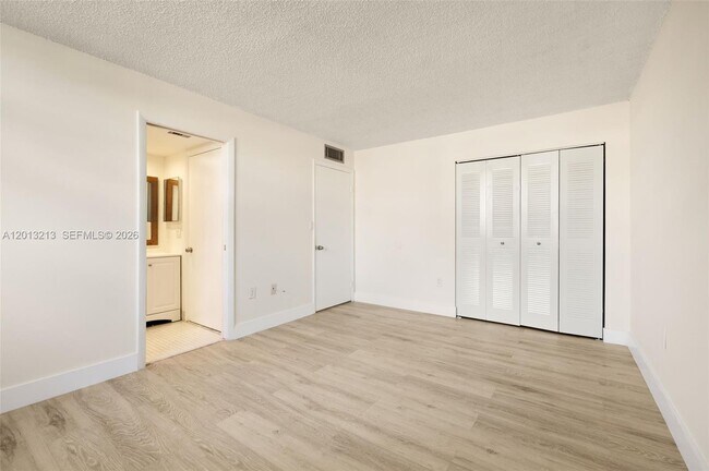 Building Photo - 10825 SW 112th Ave