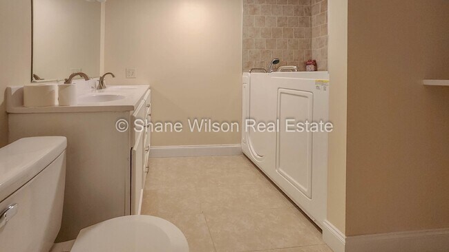 Building Photo - 5 Acres! Land to Roam and a big house to go with it!