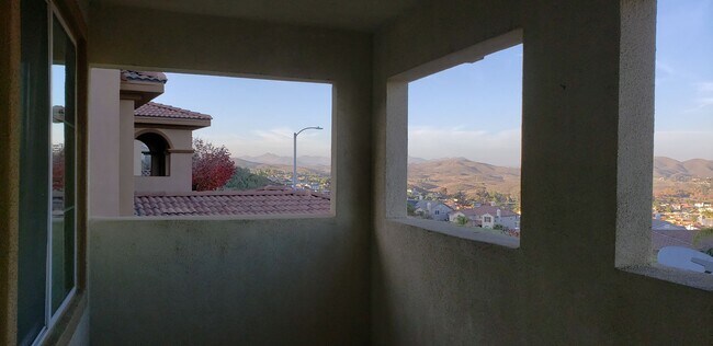 Building Photo - 70 Vía De La Valle