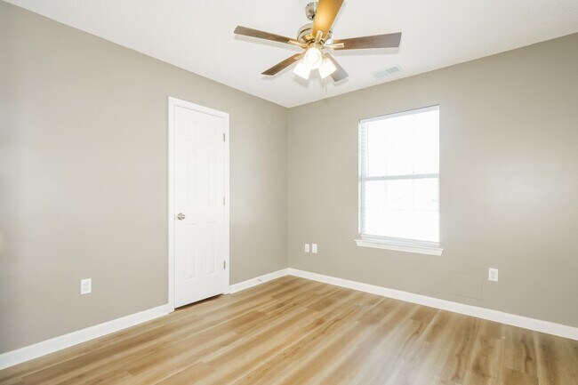 Building Photo - 4427 Pecan Creek Cir N