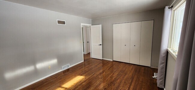 Building Photo - 2407 Roxbury Rd