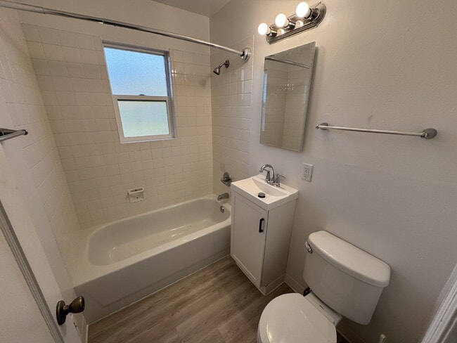 Building Photo - 3 Bedroom / 1 Bathroom Single Level Portland Home