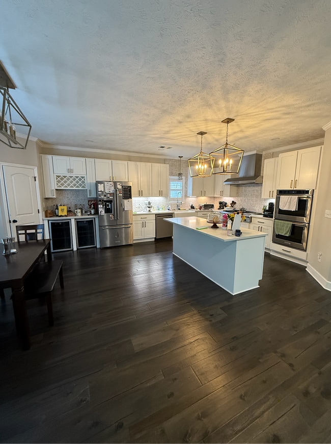 Building Photo - Beautifully Designed Home with Luxury Feat...