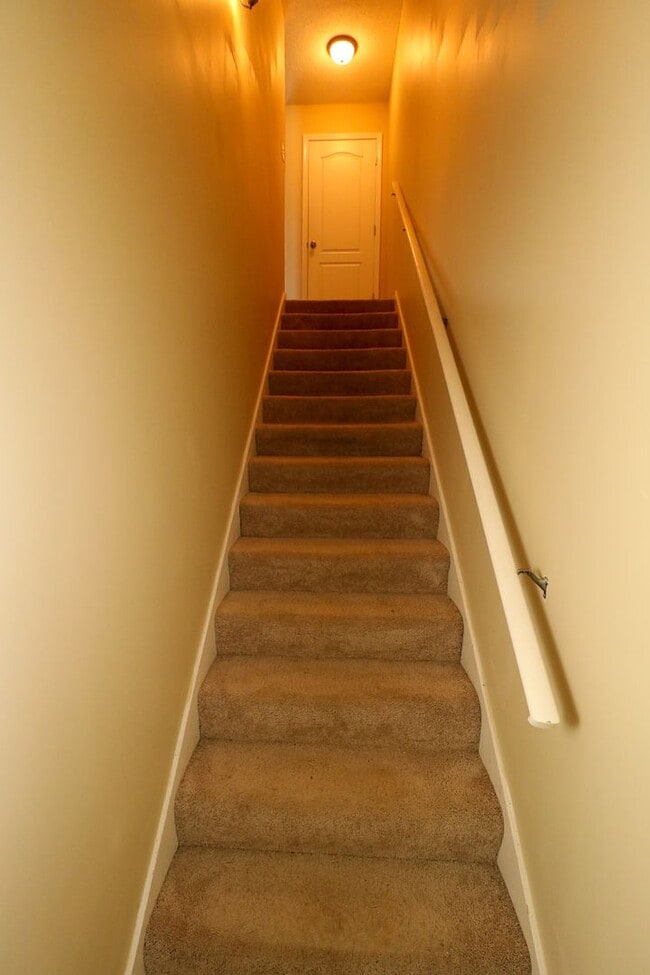 Building Photo - 2 BEDROOM, 2 1/2 BATH TRIPLEX CLOSE TO HON...