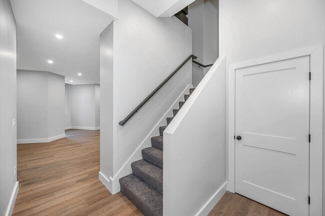 Primary Photo - 241 W 6th St