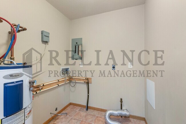 Building Photo - 607 N Doris St