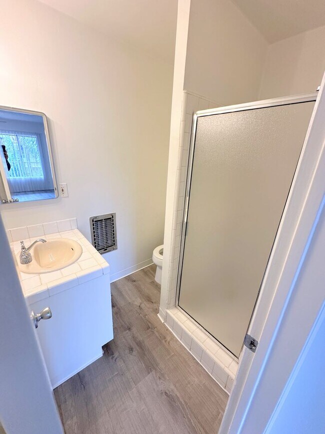 Building Photo - Single Unit  *INCOME RESTRICTED*