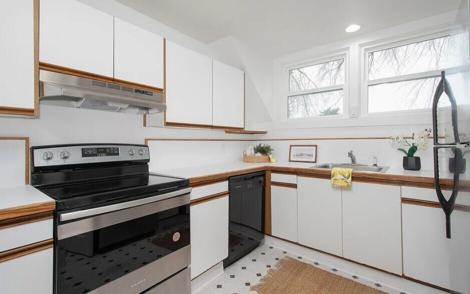 Kitchen - 2285 SW Briggs Rd