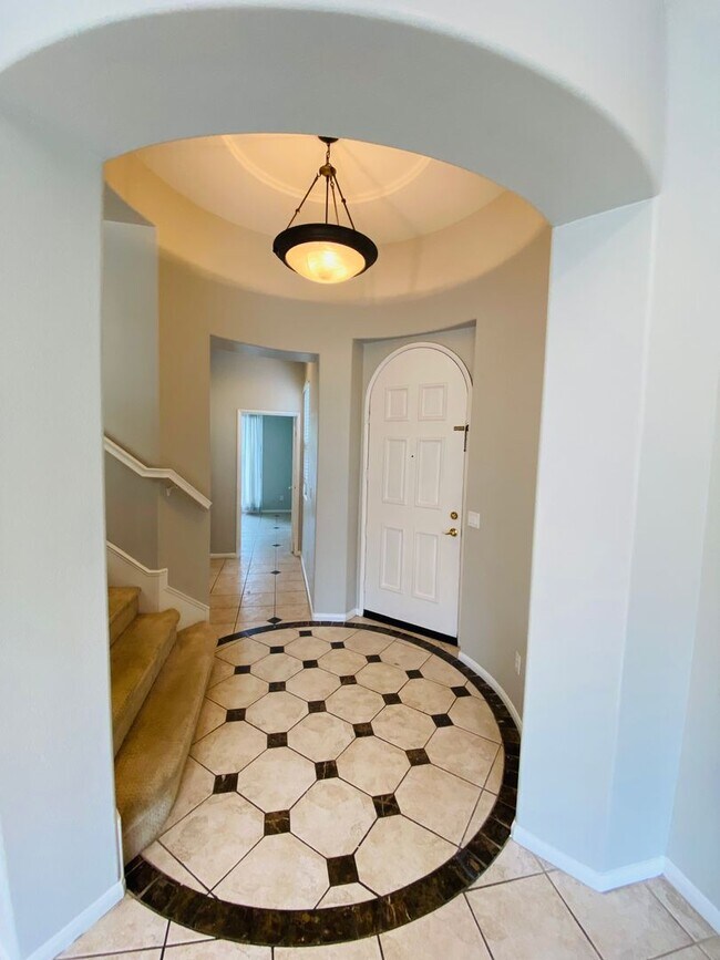 Building Photo - Spacious Encinitas home with open layout, upgraded kitchen, and private backyard
