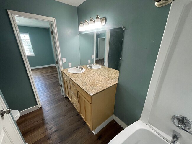 Building Photo - Beautiful 2 bed in Clearfield!