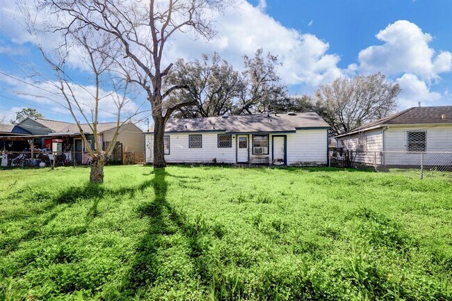Building Photo - 5505 Nightingale Dr