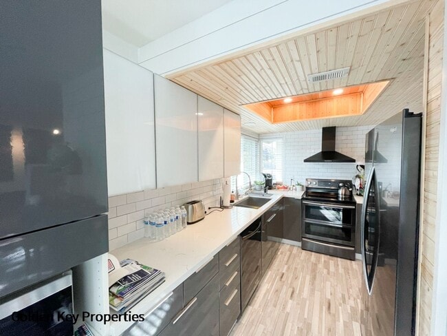Building Photo - Remodeled townhome located in the Cape at ...
