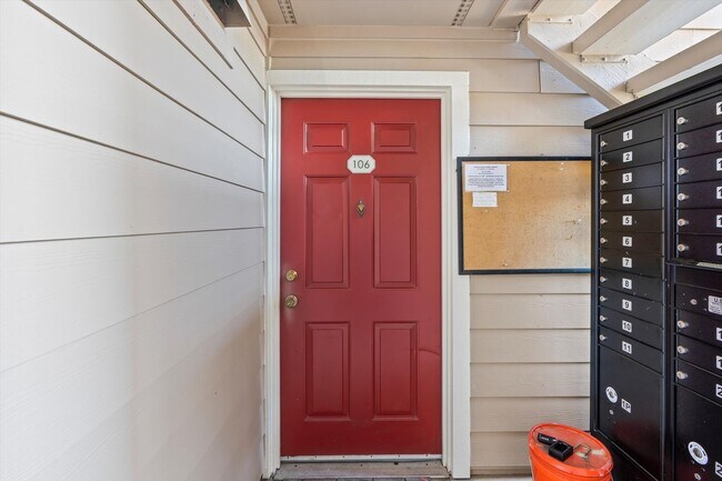 Building Photo - Well Maintained Condo
