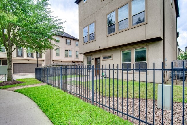 Building Photo - 2710 Shadybrook Meadow Dr