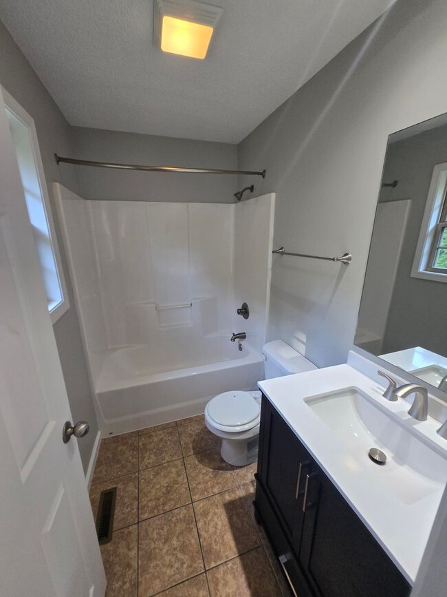 Building Photo - Charming 3 Bedroom Home in Historic Jonesb...