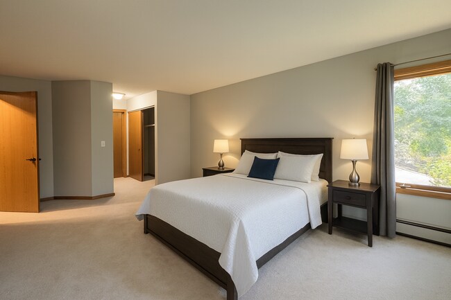 Building Photo - Quaint, Updated 1 Plus Den Condo in Bloomi...