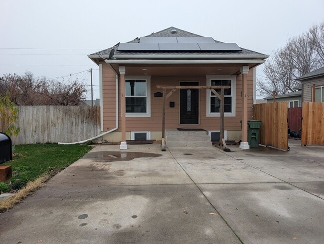 Building Photo - 2 Bedroom 1 Bath Home Utilities Included *MOVE IN SPECIAL*