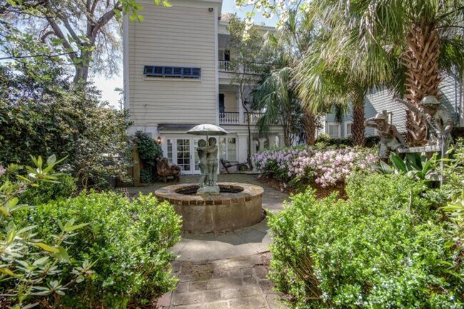 Building Photo - Beautiful 2 BR/1 BA Furnished Apartment Available in Downtown Charleston!