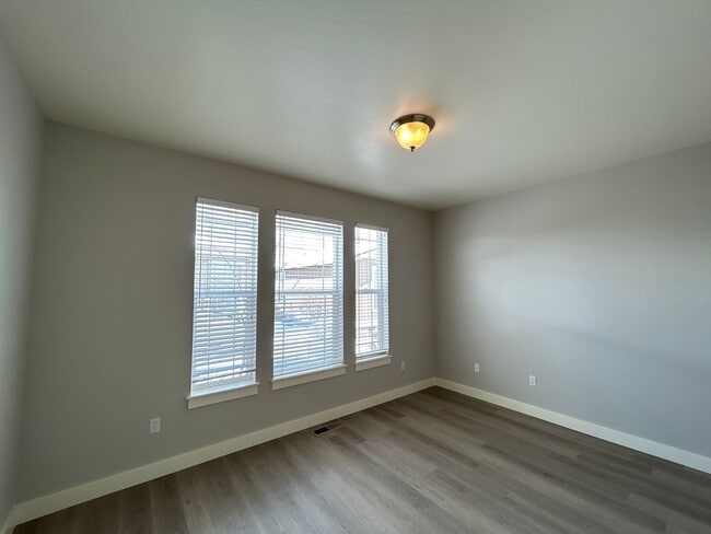 Building Photo - 1039 NE Watt Way