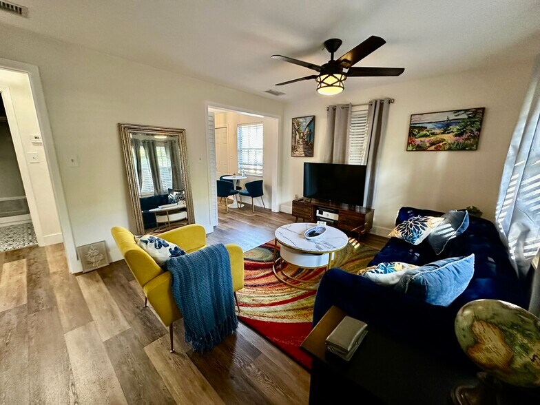 Building Photo - 1712 NE 5th Ct