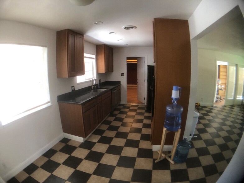 Building Photo - 906 Sycamore Ln
