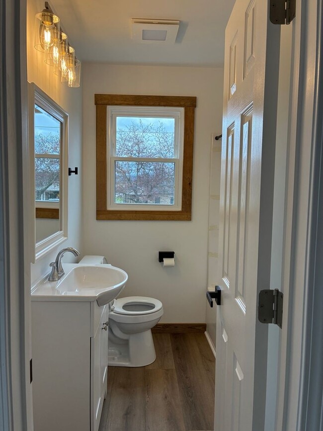 Building Photo - Fully Renovated 3 Bed 1 Bathroom Home with Open Floor Plan