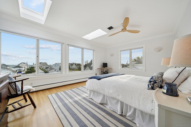 Building Photo - 656 Fairfield Beach Rd